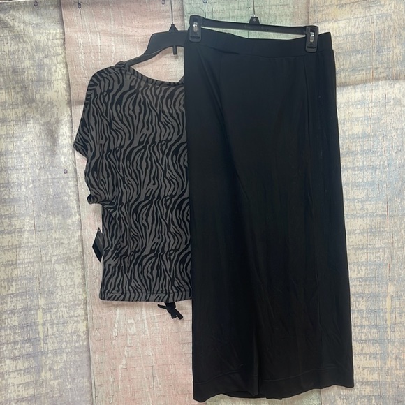 - Brand new with tags Woman’s Madison Park-Signature 2 piece lounge set. S… - Picture 6 of 12